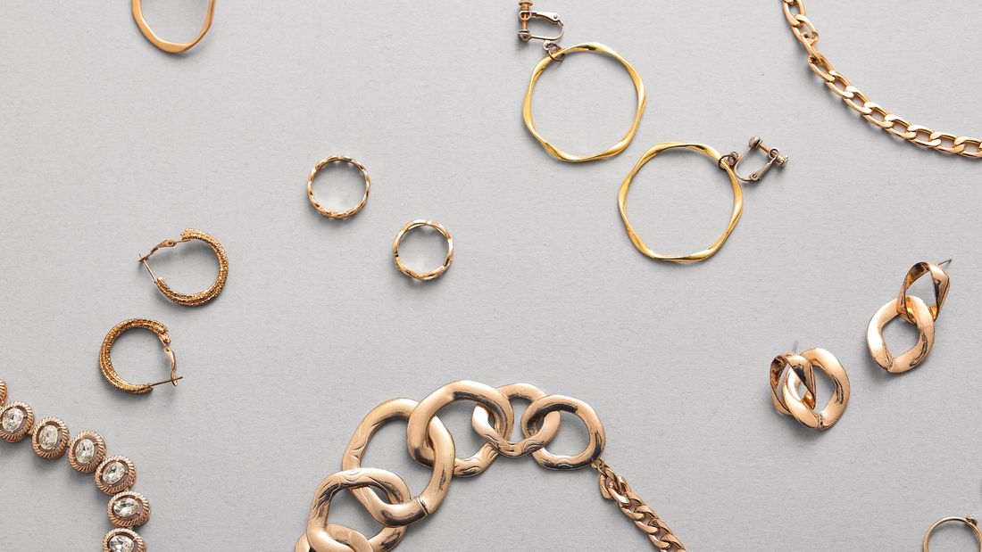 Cadenas, pulseras y dijes: conoce los accesorios que pueden transformar tu look