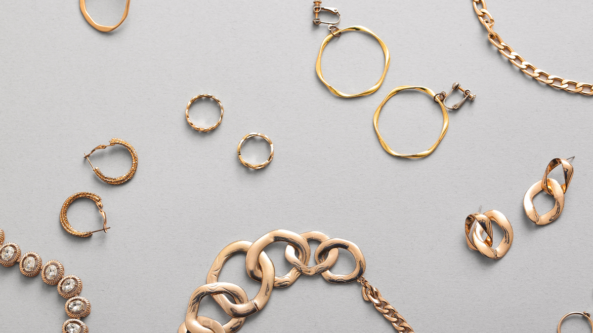Cadenas, pulseras y dijes: conoce los accesorios que pueden transformar tu look